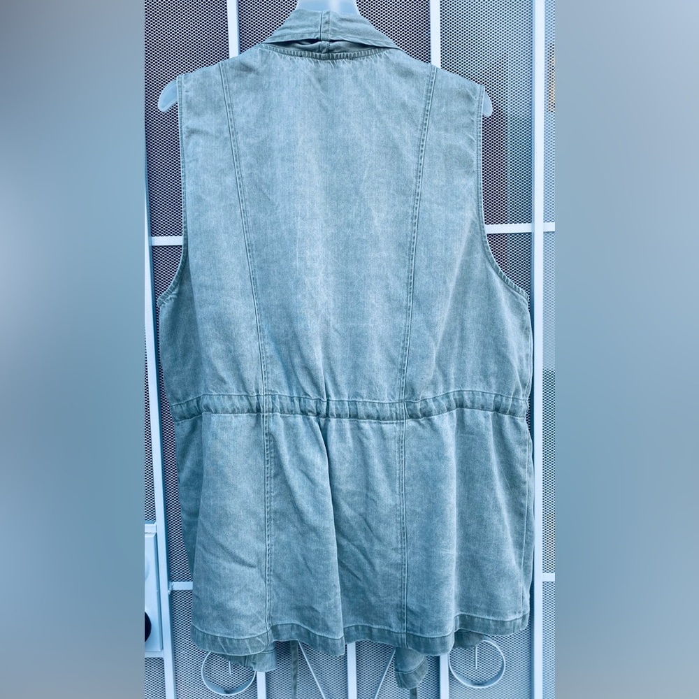 Jane and Delancey 2x sage Green Vest - Picture 3 of 6